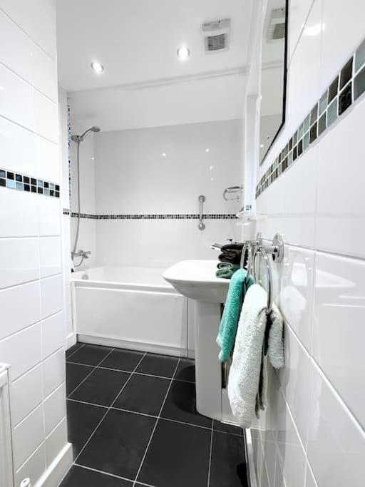 סנט אוסטל White Eden - Explore Cornwall From A Comfy Central Appartment מראה חיצוני תמונה