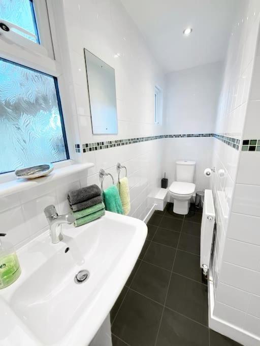 סנט אוסטל White Eden - Explore Cornwall From A Comfy Central Appartment מראה חיצוני תמונה