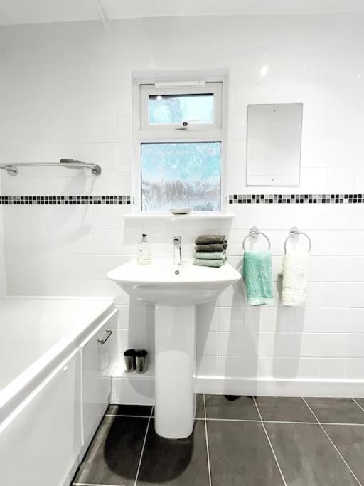 סנט אוסטל White Eden - Explore Cornwall From A Comfy Central Appartment מראה חיצוני תמונה